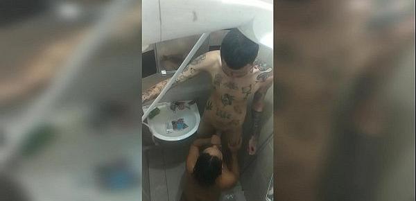  Filmei a novinha no banho, de boca no pau do tatuado...  Ela Baez e Dluquinhaa